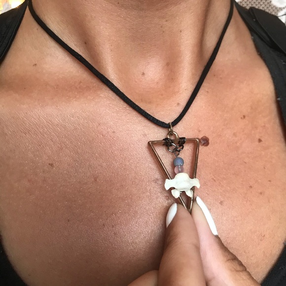 Triangle geometric bone necklace - Picture 5 of 5